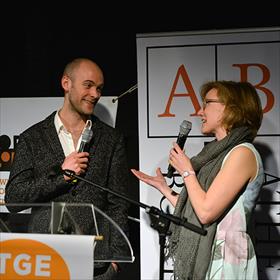 Annetje Rubens (stemauteur en boekverkoper Atheneum) verwelkomt Jaap Robben (auteur), winnaar van de (nieuwe) Prijs van de Nederlandse Boekhandel 2015.