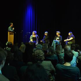 Annette Portegies (uitgever Querido), Patricia de Groot (literair redacteur Querido), Daphne de Heer (directeur SLAA) en Leonie Wolthuis (redacteur Meulenhoff Boekerij) on stage.