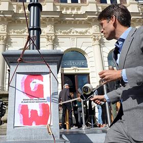 Finishing touch: de bewegwijzering op z&#39;n plaats geplakt. Tom Harmsen (uitgever Luitingh-Sijthoff)