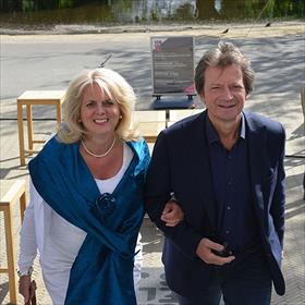 Je eigen feestje en je hebt er geen controle over... een uitdaging voor Geneviève Waldmann. Rechts&#160;echtgenoot Hans Bouman.