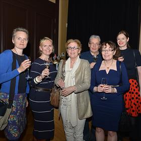 Stien Snijder (freelance bureauredacteur), Marleen Meiners (persklaarmaker), Erica Feberwee (vertaler), Theo Veenhof (vertaler en redacteur), Marion Drolsbach (vertaler) en Floor Appelman (bureauredacteur Luitingh-Sijthoff).