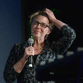 Tjitske Lingsma schreef&#160;All Rise! De grote ambities van het Internationaal Strafhof en de weerbarstige werkelijkheid (Ipso Facto). En houdt er desondanks de moed maar in. 