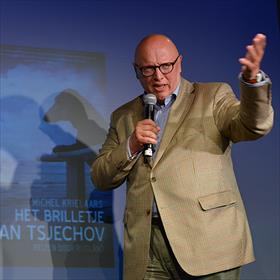 Hij won er al&#160;de&#160;VPRO Bob den Uyl prijs 2015 voor het beste reisboek mee: Michel Krielaars, Het brilletje van Tsjechov. Reizen door Rusland (Atlas Contact)