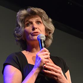 Mariëtte Wolf (directeur Fonds Bijzondere Journalistieke ) sluit af. Nu gaan we feesten en dansen. Eén ding nog: Maandag staan we er weer voor open. Maar vanavond wordt er niet gepitcht.