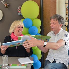 Tijd voor signeren: Marianne Busser en Ron Schröder (makers van meer dan 350 boeken en ruim 1000 kinderliedjes) signeren synchroon.&#160;