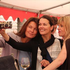 Auteur Sanne de Bakker (zonder filter!) neemt selfie met YA-thriller-auteur Eva Burgers (links) en Kluitman-uitgever Mariska Budding (rechts).
