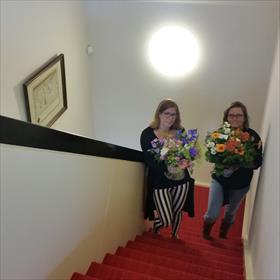 Arja Veentjer (marketing Kluitman) en Myrthe Spiteri (Blossom Books) zetten de bloemetjes binnen.