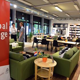 De Global Lounge - voor de universitaire internationale gemeenschap - geïntegreerd in de boekhandel.