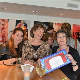 Showtime!&#160;Yentl van de Par (accountbeheerder Van Ditmar), Thea Kuijper (assistent inkoper, Van Ditmar), Elly van Winden (inkoper boeken NBD Biblion)