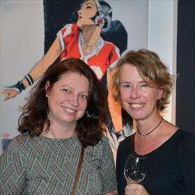 &#39;De meisjes&#39; van de Larense boekhandel: Kirsten Pieterse, Hester Cordes. 