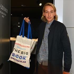 Anderen gaan er tevreden met de goodybag van tussen. Tim van den Hoed (Junior Productspecialist Internationale Boeken Bol.com)