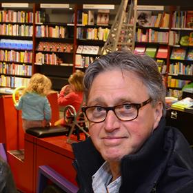 Wat is &#39;grinnik&#39; in het Engels? Carine van Wijk (uitgever kinderboeken Gottmer Uitgevers Groep) vertaalt de achterflaptekst van de Nederlandse uitgave van Geek Girl #4.