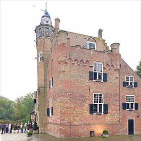 Young Adults in&#160;de rij voor de poorten van kasteel Moermond (Renesse).