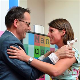 Boeken ruilen in de Ridderkamer.