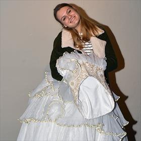 Emma Hennink (stagiair) met prinsessenjurk - is het licht hier goed genoeg?