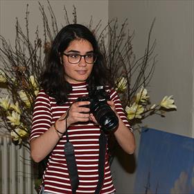 Maral Sahraei (v/h medewerker marketing Unieboek) doet de prinsessenfoto&#39;s.