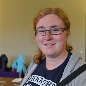 Emmy van Ruijven (medewerker YA promotieteam 2014 en ontwerper van tas en mok Best of YA).
