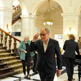 De auteurs gaan als laatsten naar de zaal.