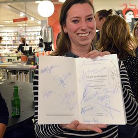Een mooie klus. Bijna alle auteurs hebben getekend! Britt op de Laak (stagiair marketing Ambo|Anthos).
