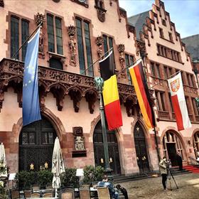 In Frankfurt mag nu de Nederlandse vlag ook wel uit.