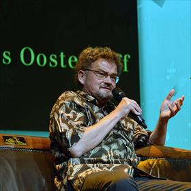 Tonnus Oosterhoff (genomineerd voor 'Op de rok van het universum') kiest het als zitplaats het midden.