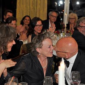 De prijs wordt verleend aan Connie Palmen. Uitgever Mai Spijkers feliciteert.