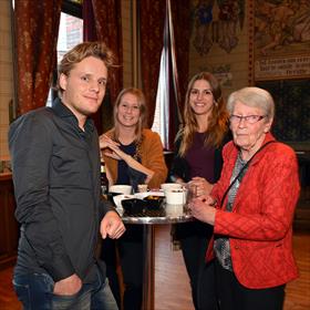 Dynasty: Rob IJszenga (jongste zoon van Kor), Inge Visser (vrouw van Henry, de oudste zoon van Kor), Anika van Oosterom (partner van Rob), Aaf IJszenga (moeder van Kor).