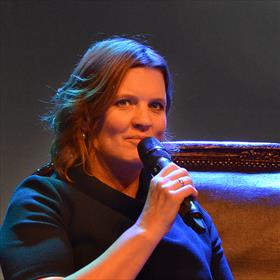Marijke Schermer (auteur 'Noodweer'), winnaar van de ECI Scholierenprijs.