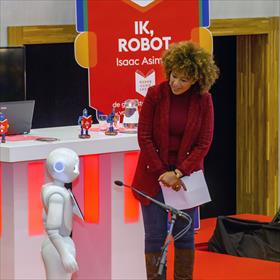 Diana Matroos, presentatrice en journaliste, ontvangt een digitale kus van de kleine robot .