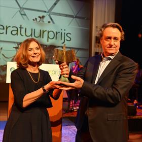 De man die nog nooit een prijs won krijgt er nu twee. Louise O. Fresco (juryvoorzitter), Martin Michael Driessen (winnaar).