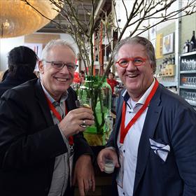 Het is een fijne dag. Rob van der Pluijm (bouwcoördinator en winkelpresentatie Bruna), Frans van den Braak (area manager Bruna Tilburg e.o.).