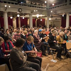 Volle bak. De symposiumdag wordt ieder jaar door ruim driehonderd literair vertalers in én uit het Nederlands bezocht.