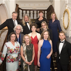 Staatsieportret op de trap: de genomineerde auteurs met de juryleden…