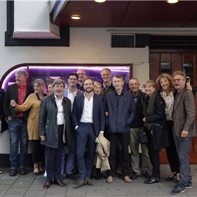 Vrolijke spanning vooraf: de hoofdrolspelers van de avond over het beste journalistieke boek wachten voor Desmet Studio's in Amsterdam waar de opnames van NOS Met het Oog Op Morgen straks beginnen. Van rechts naar links: Marc Josten, bestuurslid Fonds BJP; Jessica Swinkels directeur van het fonds; bestuurslid Hanka Leppink; Mark Brusse; genomineerde Chris de Stoop; Fonds-voorzitter Roel Janssen; echtgenote van Chris de Stoop; genomineerde Thomas Rueb; Thomas Rap-uitgever Arend Hosman; genomineerde Peter Giesen; Peter Brusse; Bezige Bij-uitgever Anne Kramer; Wiesje Brusse; Henk Bas en Joost Vrieler, beiden werkzaam voor het Fonds Bijzondere Journalistiek Projecten.