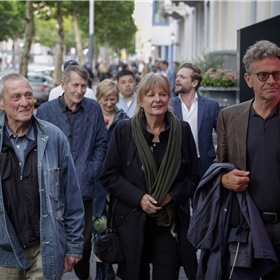 Op weg naar Desmet Studio’s Amsterdam voor de uitreiking van de Brusseprijs 2019. Voorop: bestuursleden Marc Josten en Hanka Leppink van het Fonds Bijzondere Journalistieke Projecten met Mark Brusse. Daarachter Thomas Rueb (r) en Chris de Stoop allebei genomineerd voor de prijs.