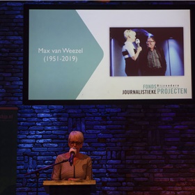 Elma Drayer memoreert op persoonlijke wijze de dit jaar overleden journalist Max van Weezel die naast zijn politieke stukken voor Vrij Nederland ook Met het Oog Op Morgen presenteerde en jarenlang de presentator van dienst was bij de verkiezing van het beste journalistieke boek.