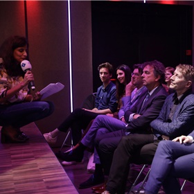 Presentator Sheila Sitalsing interviewt de genomineerden op de eerste rij in Studio Desmet tijdens de uitzending van NOS Met het Oog Op Morgen.