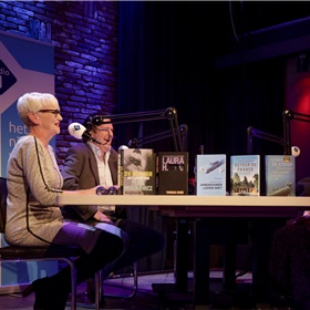 Volkskrant-columniste en bestuurslid van het Fonds Bijzondere Journalistieke  Projecten Elma Drayer interviewt tijdens het voorprogramma de drie juryleden van de Brusseprijs: Bas Haan (voorzitter), Brenda Stoter Boscolo en Humberto Tan.