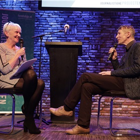 Elma Drayer interviewt genomineerde Chris de Stoop over zijn boek Wanneer het water breekt (De Bezige Bij), over de verscheurdheid van een Vietnamees gezin dat per boot naar België vlucht en daar een nieuw bestaan opbouwt.