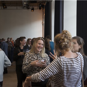 Kinderboekenuitgevers onder elkaar. Helemaal links: Thille Dop (Luitingh-Sijthoff). Helemaal rechts: Susanne Diependaal (Unieboek|Het Spectrum)