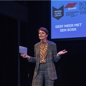 Eveline Aendekerk heet iedereen welkom op én het nieuwjaarsfeest én het verjaardagsfeest van de CPNB. 'Ook wij moeten op de kleintjes letten'