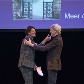 Sander Knol (Xander Uitgevers) op het podium: De zeven zussen is een van de meest uitgeleende boeken van 2019