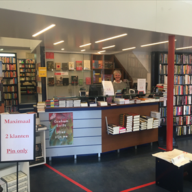 Athenaeum Spui Amsterdam. Wij begroeten u vriendelijk, maar achter glas