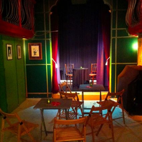 Het lege Torpedo Theater, uitzicht van technicus Steven Boland, die geheel toevallig ook omslag en binnenwerk van het boek heeft ontworpen.