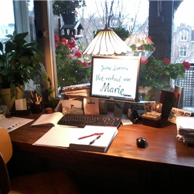 De andere corrector, Anne van den Bergh, bereidt zich goed voor: ‘Maak jij die foto nou maar, dan zet ik koffie.’ 
