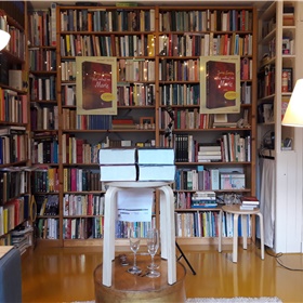 De huiskamerstudio is in gereedheid gebracht.
