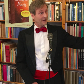 Dit intermezzo stond niet op het programma: de quizmaster Albert van Eeghen houdt ook een speech.
