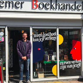 De etalage van de Kennemer boekhandel Haarlem met speciaal etalageschilderij van Signpainters & co. Links schilder Tom