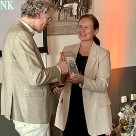 Directielid van De Nederlandsche Bank Nicole Stolk, die speciaal vanuit Amsterdam was afgereisd om het eerste exemplaar van 'De grootste bankoverval aller tijden' in ontvangst te nemen. 