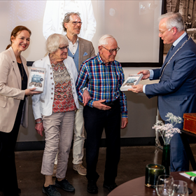 Burgemeester Arjen Gerritsen en directielid van De Nederlandsche Bank Nicole Stolk reikten beide een boek uit aan de laatste twee nog in leven zijnde ooggetuigen van deze heroïsche bankroof; At en zijn zus Dieneke van Schooten.